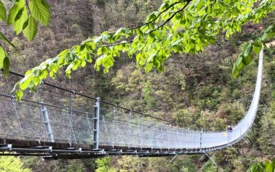 Entdecken Sie die tibetische Brücke in den Schweizer Alpen